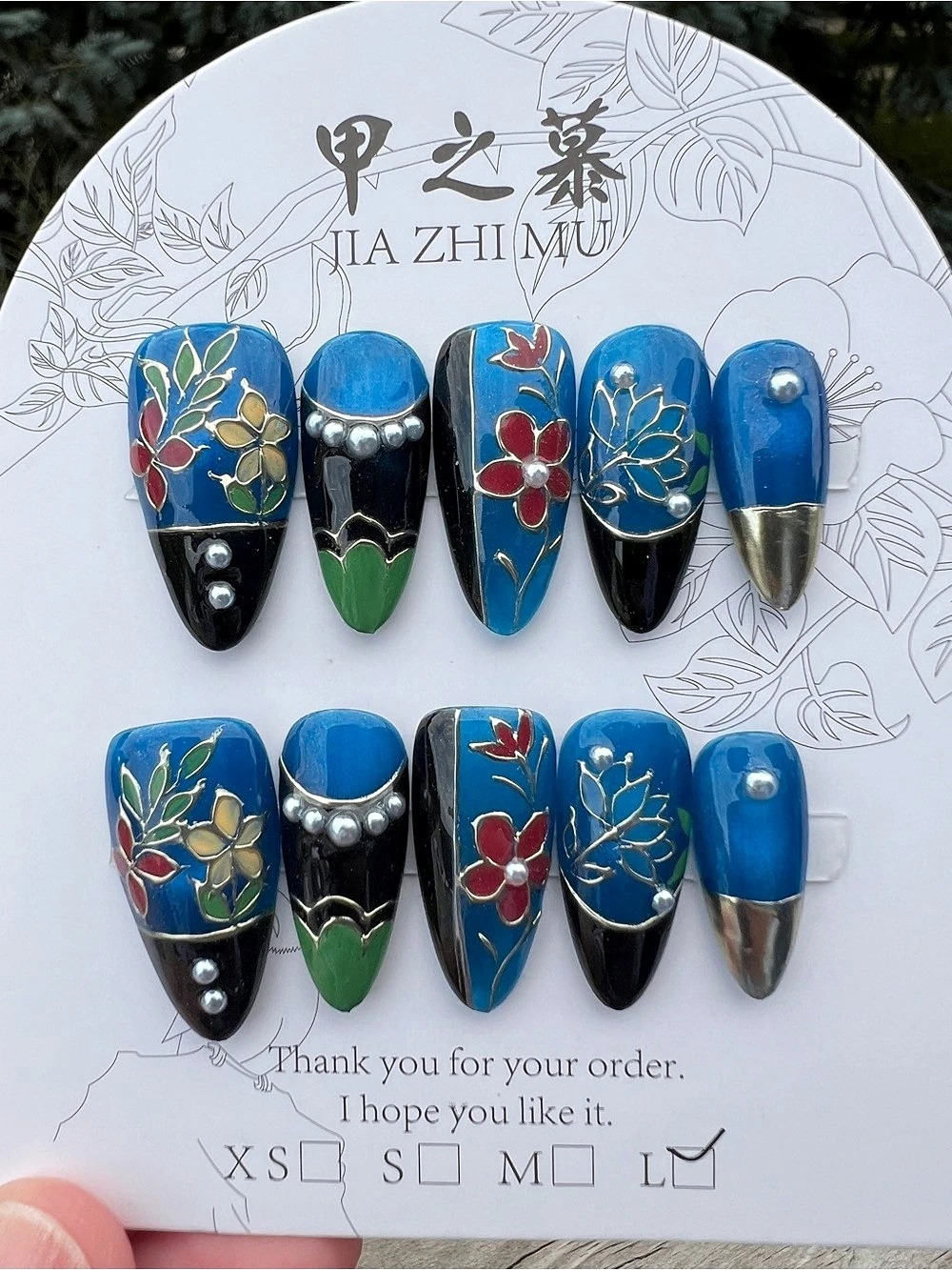 Jia Zhi Mu Handmade Blue & Black Floral Press-On Nails 2.5 Almond shape